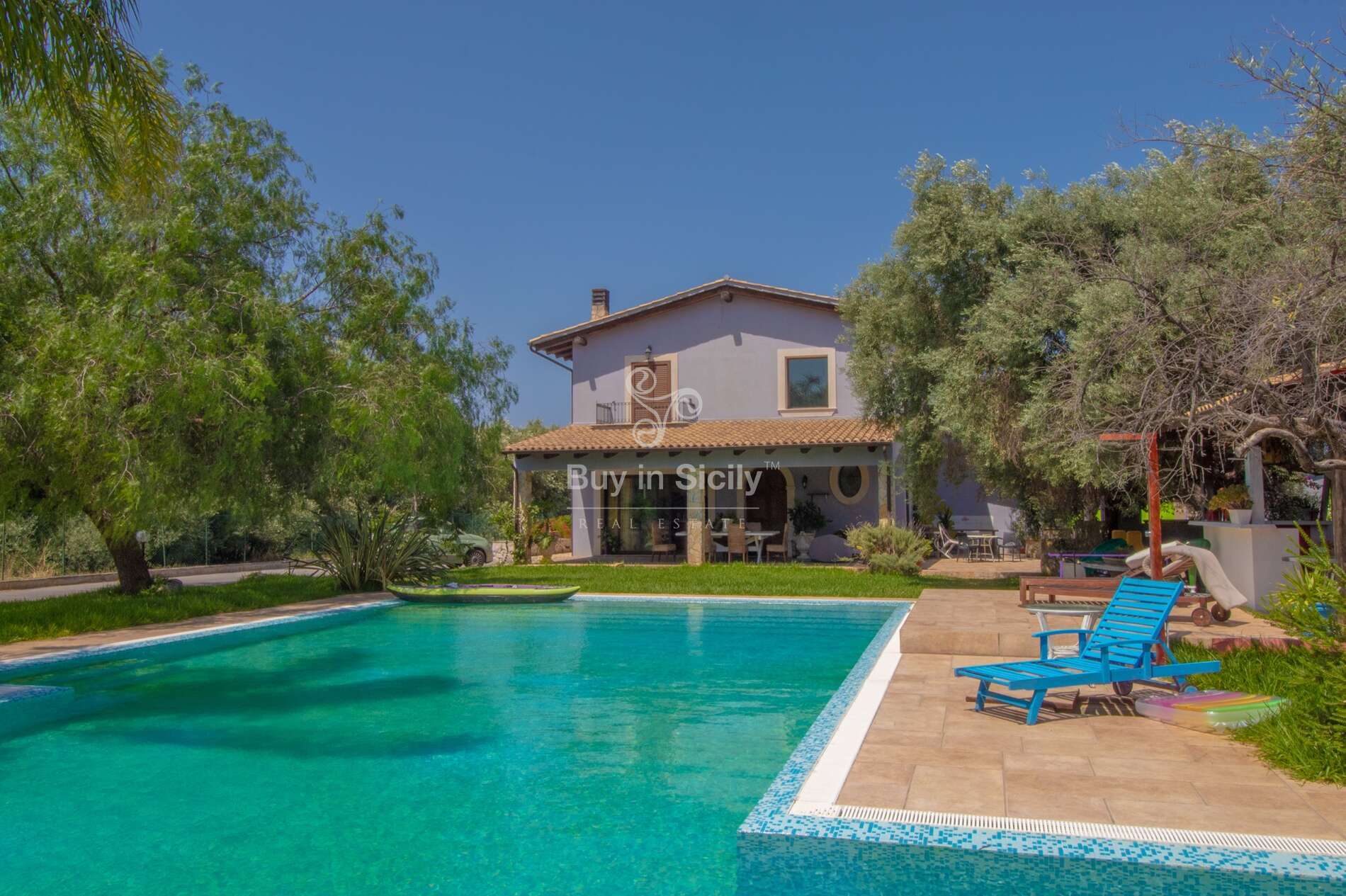 Elegante villa con piscina, immersa nel verde, sita a Floridia (SR).