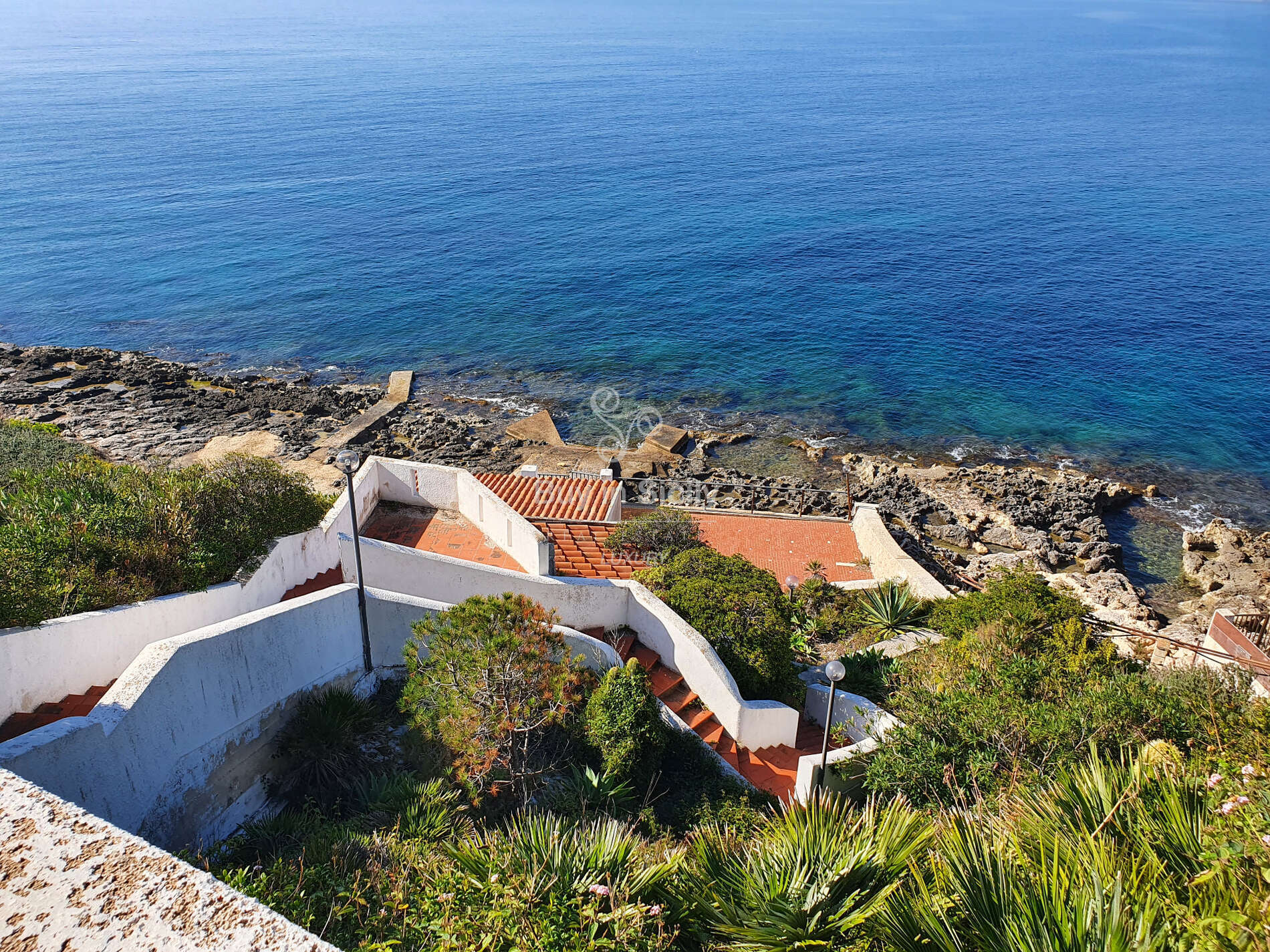 Exclusive villa with private access to the sea