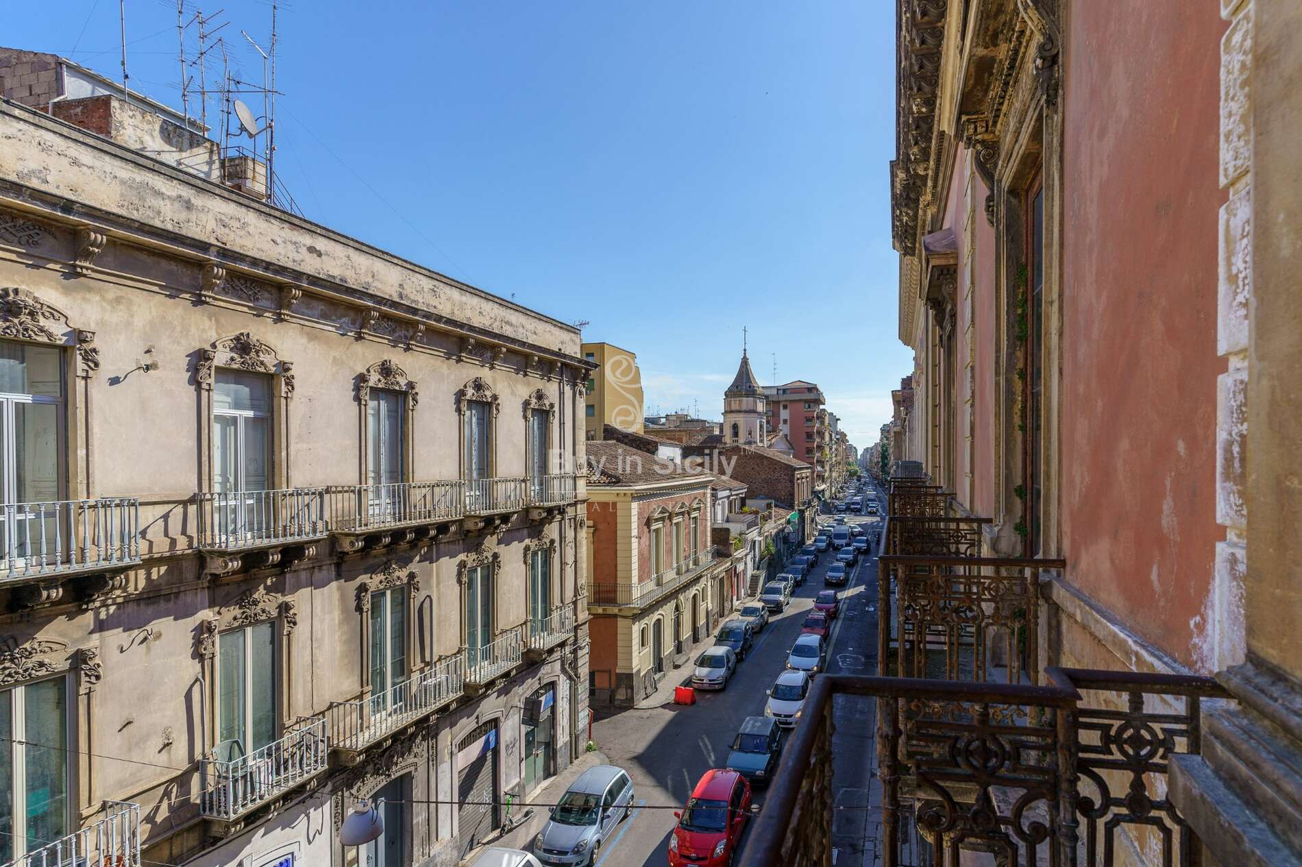 Period apartment located on the second noble floor of an important historic building in Catania.