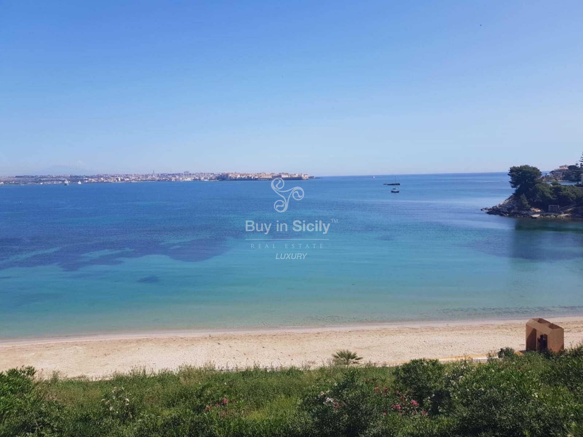 Exclusive and rare villa on the sea with private access on the beach and amazing view on Ortigia golf.
