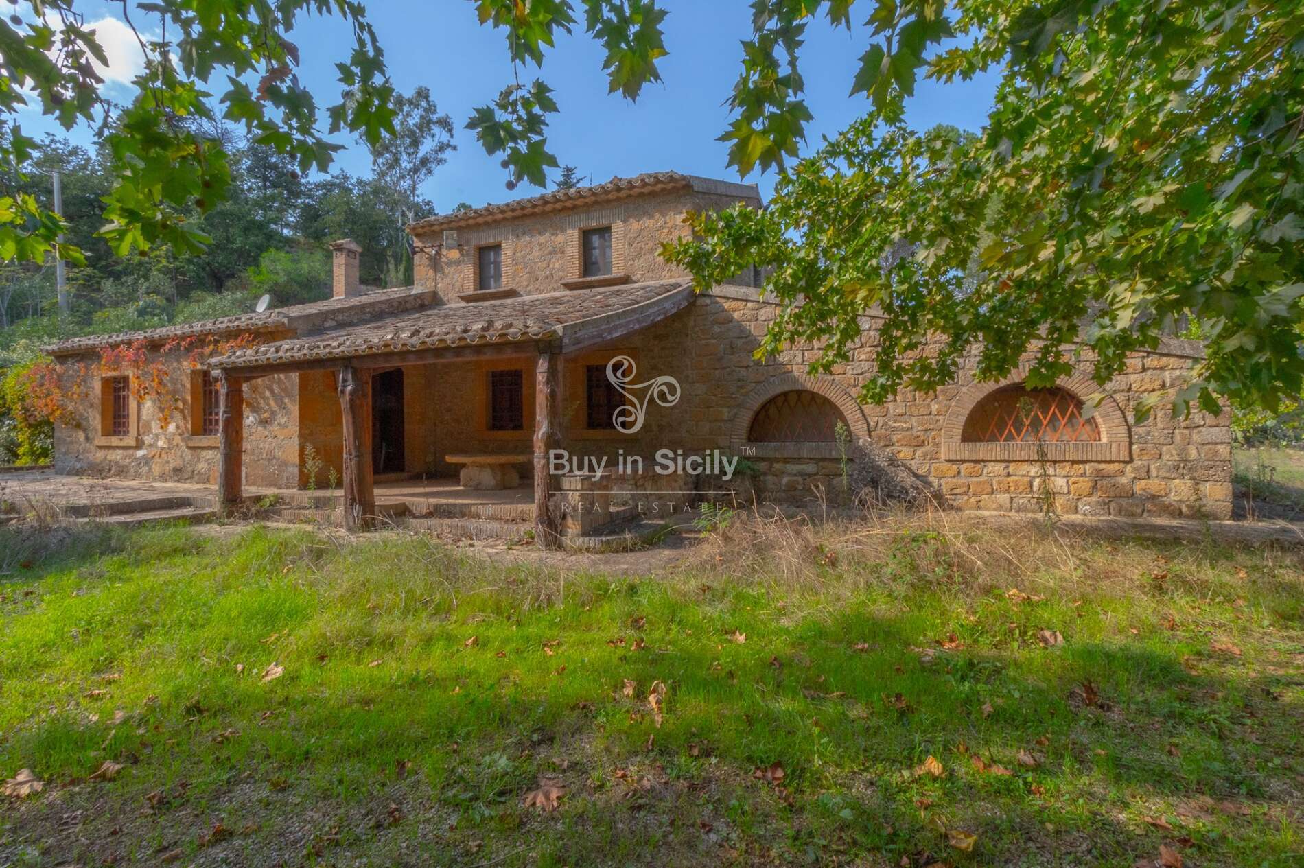 Charming farmhouse surrounded by an 18-hectare park located in Piazza Armerina (EN)