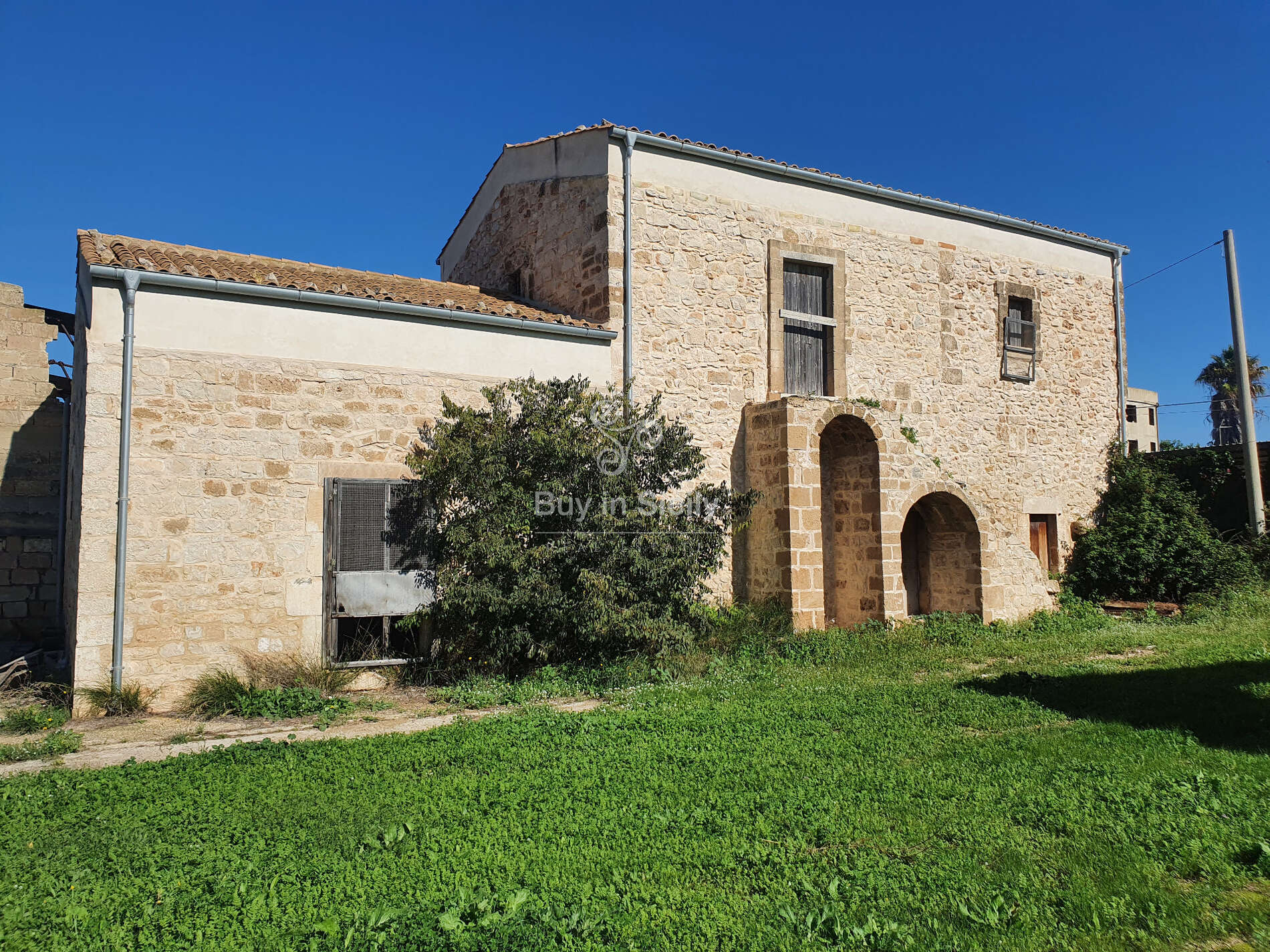Meraviglioso casale storico, più villa nuova costruzione, da ristrutturare, in zona Arizza, Ragusa.