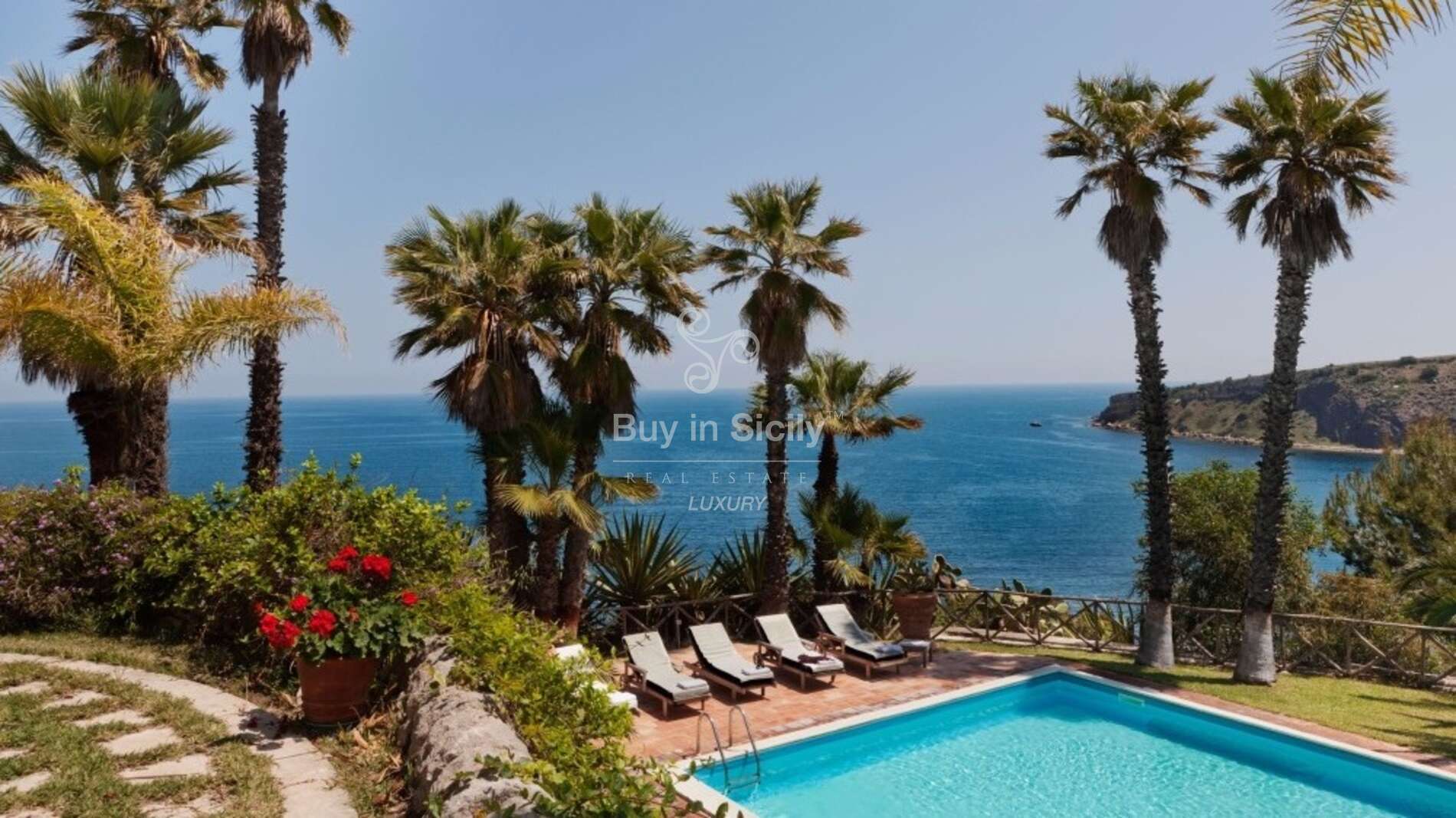 Meravigliosa villa con spiaggia privata e curatissimo parco sul mare di Brucoli (SR).