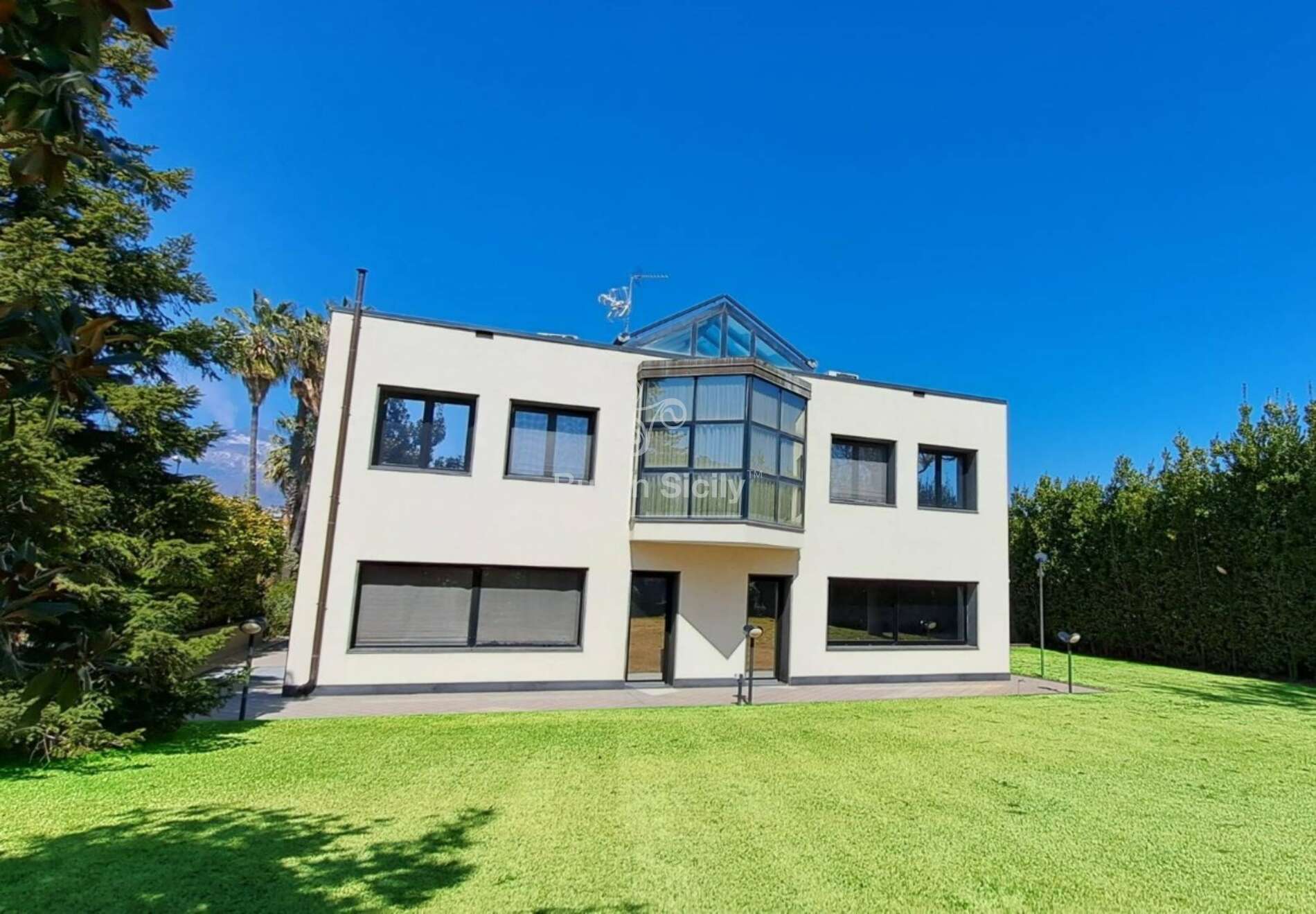 Prestigiosa villa con piscina, immersa nel verde, sita a San Giovanni La Punta (CT).