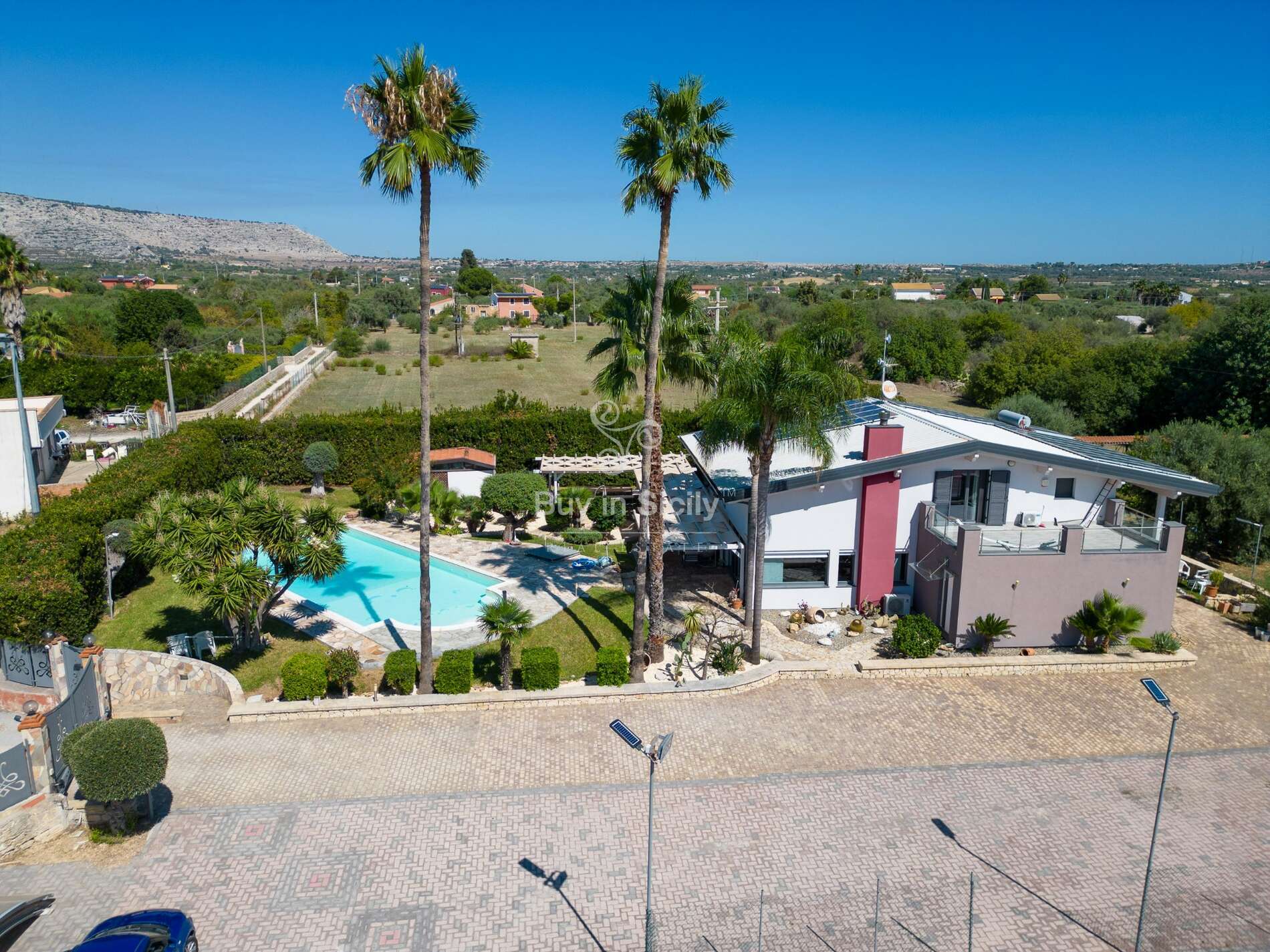 Nuovissima Villa in Bio Edilizia con piscina e campo da tennis, sita tra Siracusa e Floridia.