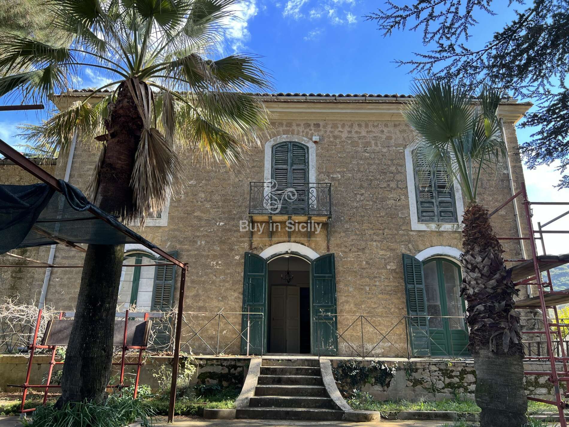 Villa Storica del 1850, immersa in un grande parco, sita nel cuore del Centro di Piazza Armerina (EN).