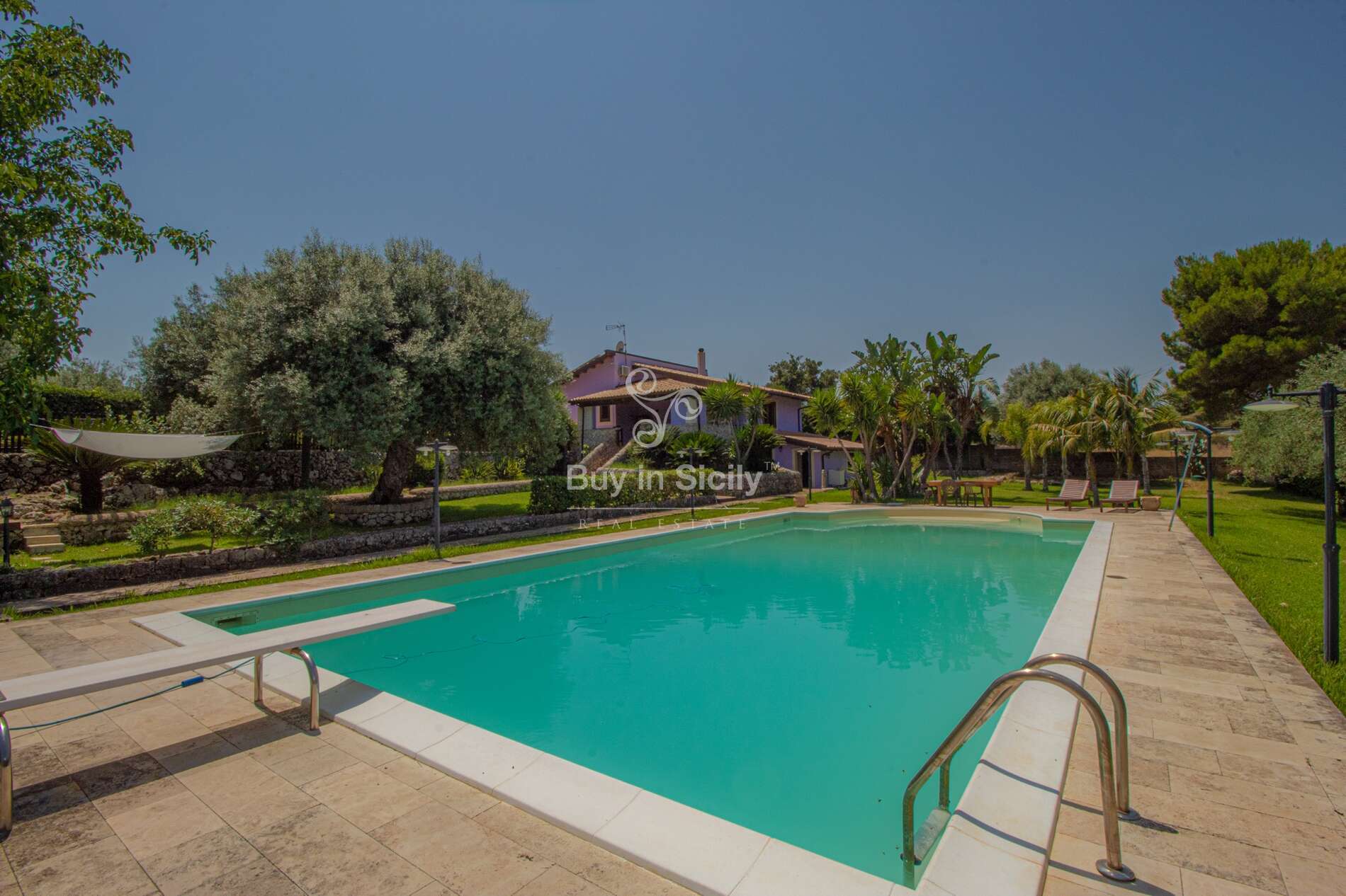 Elegante villa con piscina, immersa nel verde, sita a Solarino (SR).