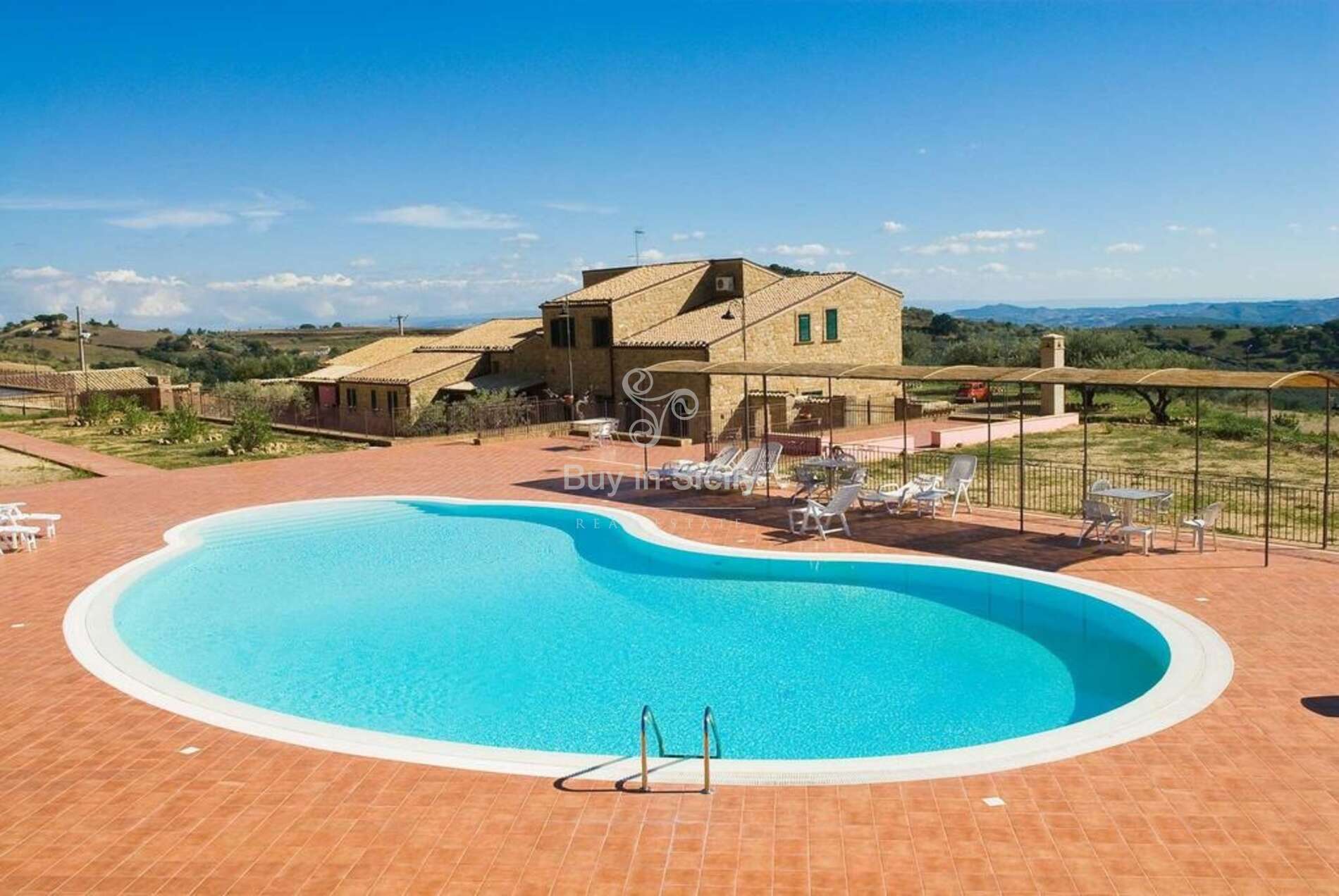 Elegante casale in pietra con piscina, immerso in un grande parco verde, sito a Piazza Armerina (EN)